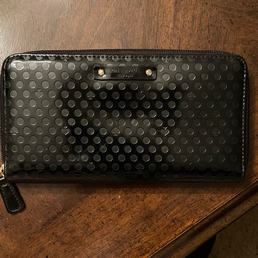 Kate Spade New York EUC Beale Street Zip Around Wallet in Black Patent Leather.